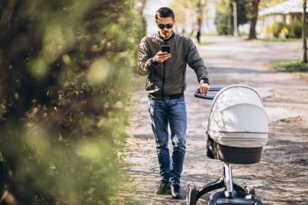 Jeune papa et poussette