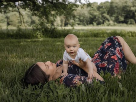 "Les bienfaits du peau-à-peau pour bébé et parents : pourquoi et comment le pratiquer ?"
