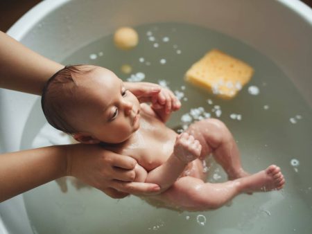 "Les premiers bains de bébé : conseils pour un moment serein et sécurisé"