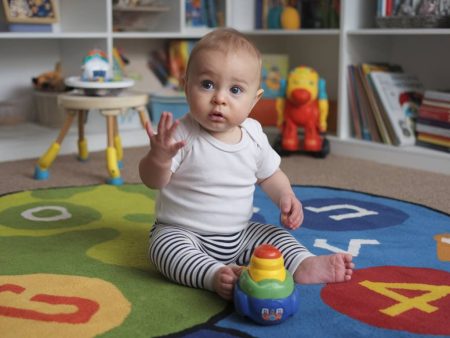 Comment introduire la langue des signes bébé dès les premiers mois : avantages et guide pratique
